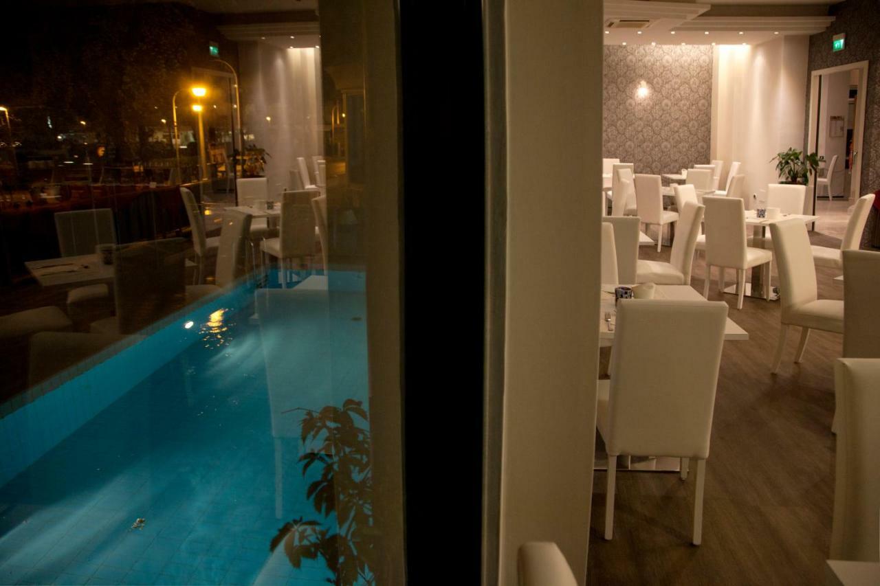 Hotel Montecarlo - Vista Mare Con Piscina & Area Fitness Riccione Exterior foto